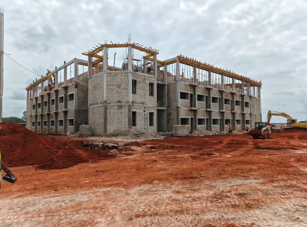 Équipe technique Groupe ICM Constructions équipée sur chantier