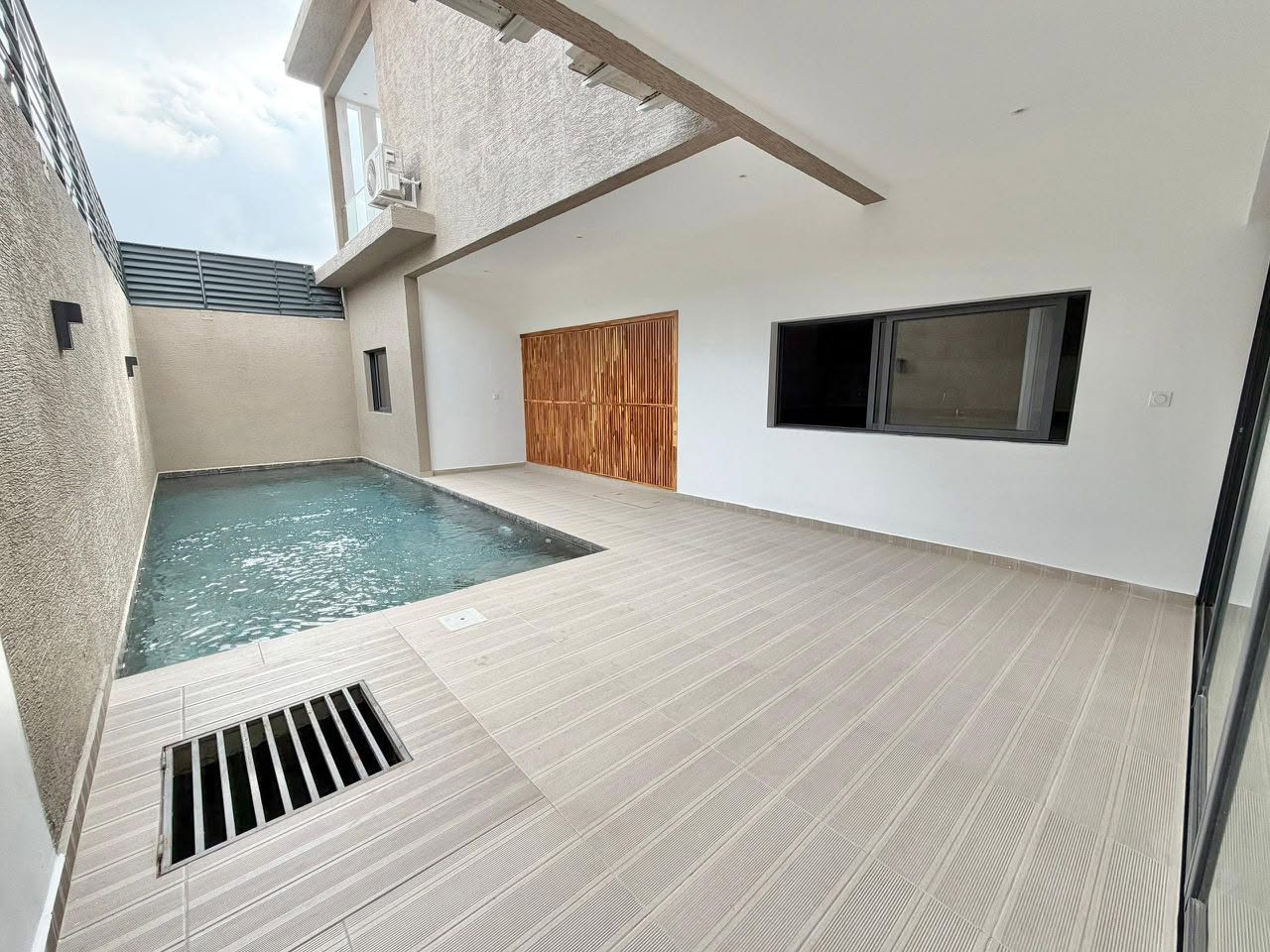 Terrasse et piscine d'une villa moderne