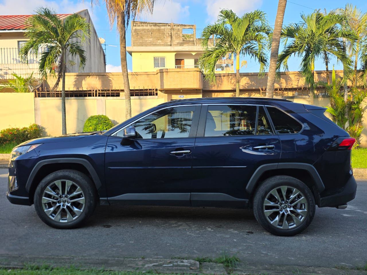 Toyota RAV4 Limited AWD — Groupe ICM Transport
